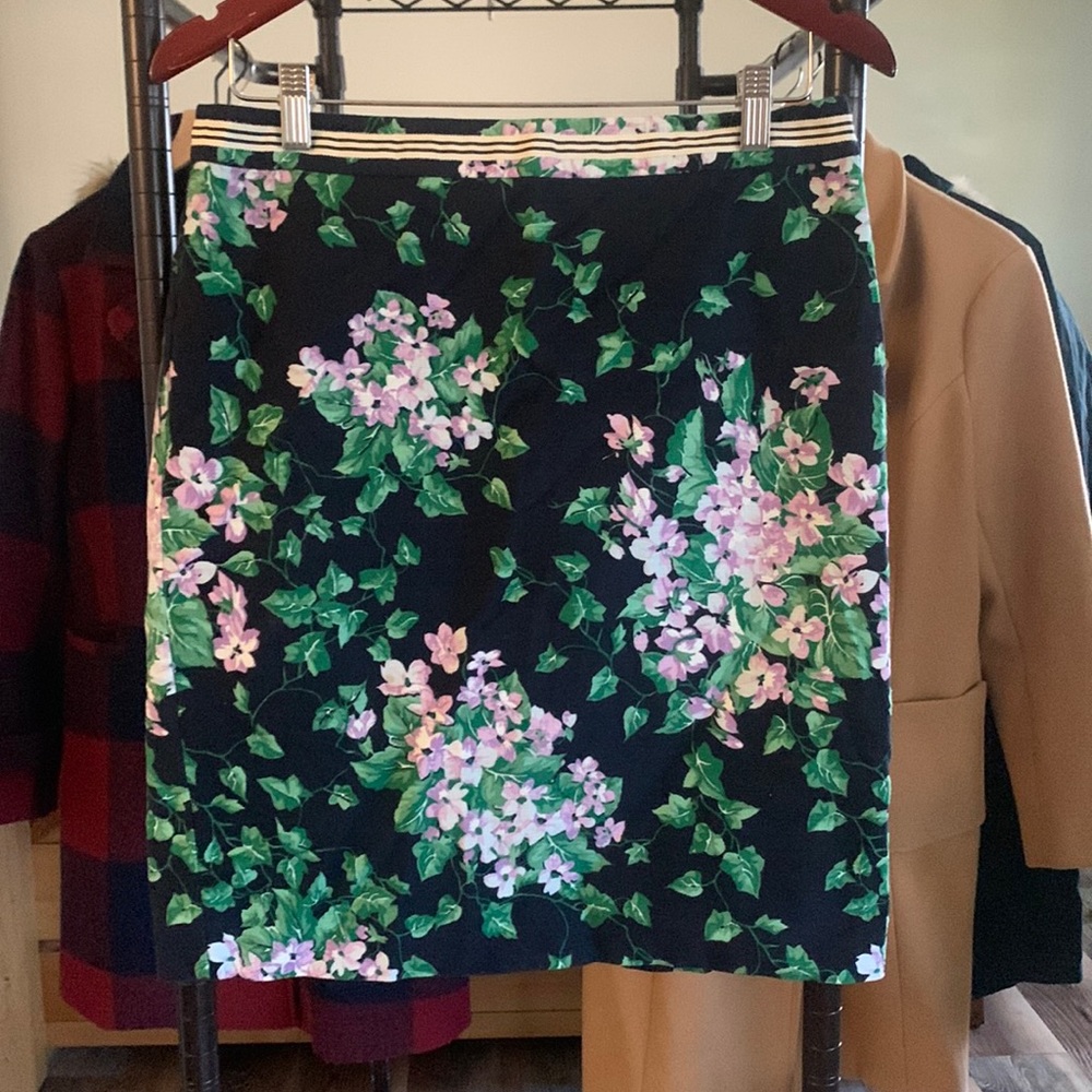 Talbots pencil shirt purple floral on navy background. Size 8p
